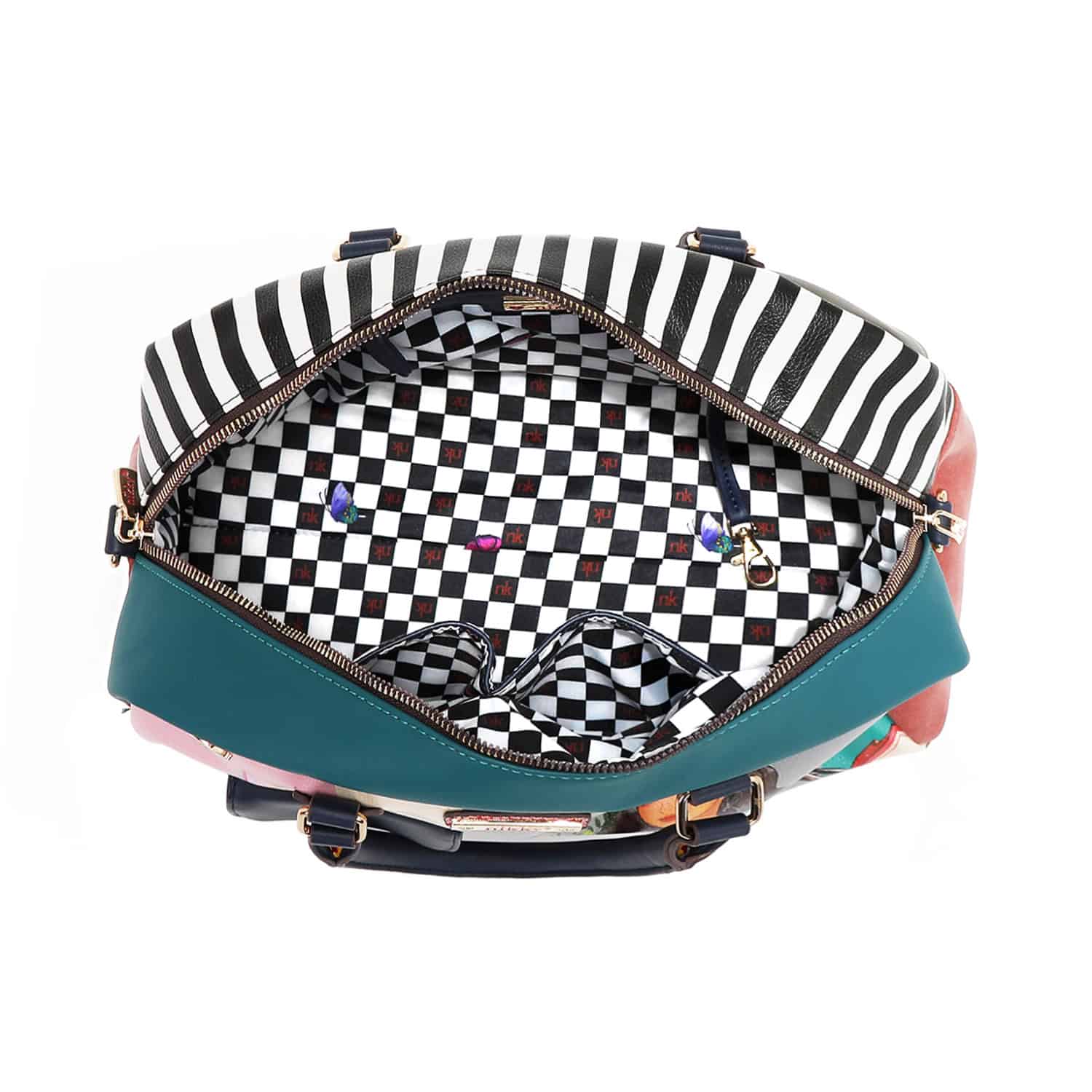 NK12817-NK GOES SHOPPING- INTERIOR